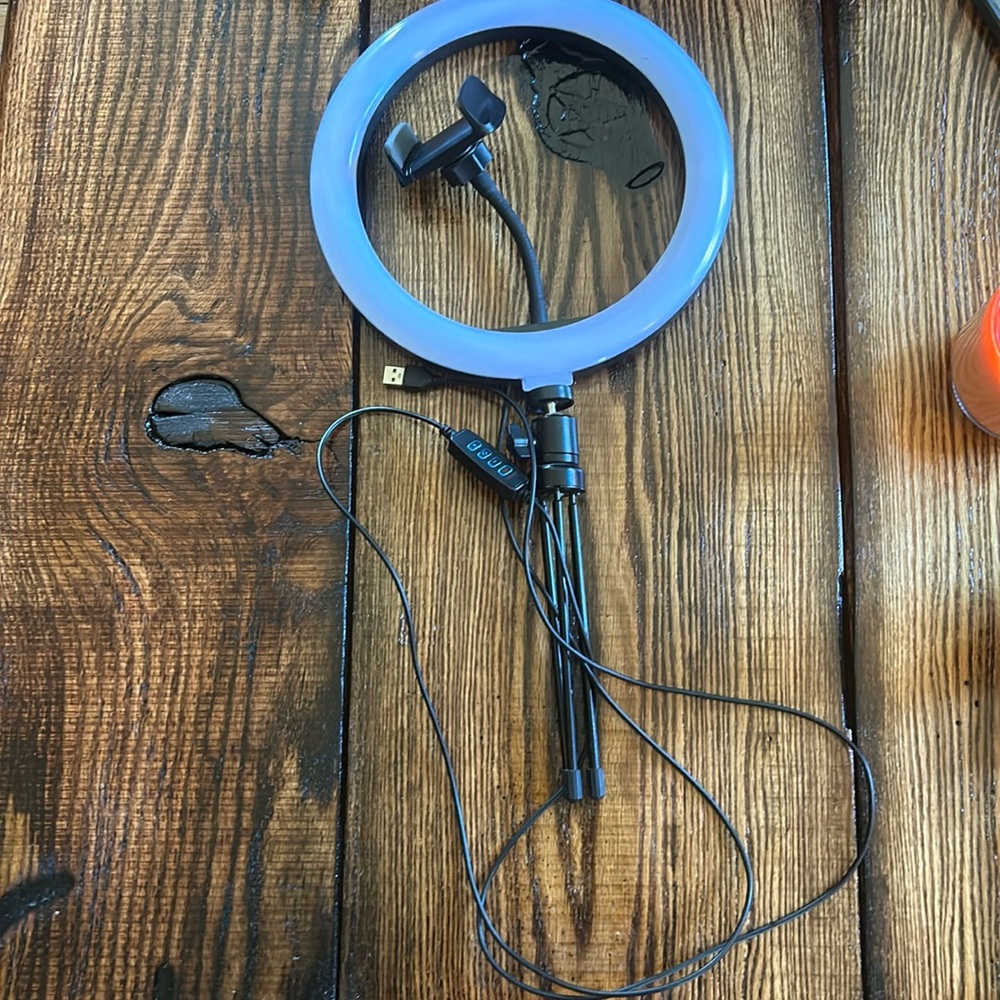 Ring light with phone holder